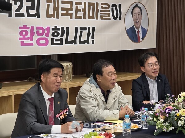 최민호 세종시장이  24~25일 1박 2일 일정으로 부강면 문곡2리 대국터 마을을 방문해 생활 현장을 살피고 주민들과 진솔한 소통 시간을 가졌다(사진=김교연 기자)