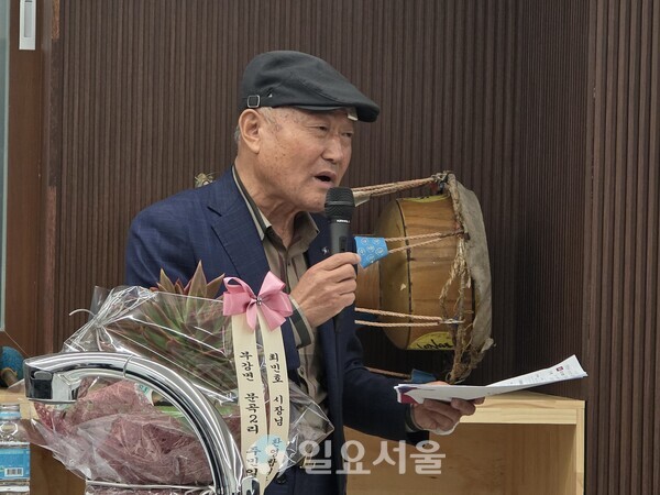 마을소개를 하고 있는 문곡2리 이종욱 이장(사진=김교연 기자)