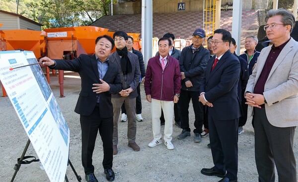 이장우 시장이 유성구 현안 사업에 대한 설명을 듣고 있다.[사진 = 대전시]