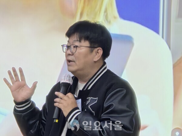 정재승 KAIST 바이오및뇌공학과 교수가 28일 열린 ‘내 일(My Job)에서 내일(Tomorrow)로 포럼’에서 강연을 하고 있다(사진=김교연 기자)