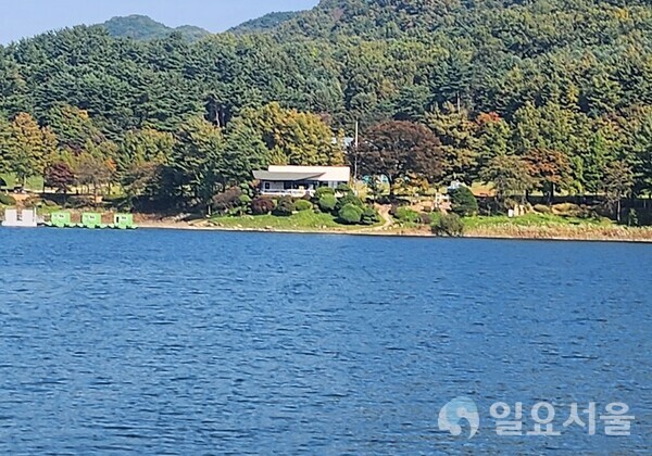 대청호에서 본 청남대 원경 [사진 = 육심무 기자]