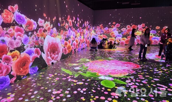 대청호자연생태관 디지털 영상관에서 29일 어린이들이 즐거워하고 있다. [사진 = 육심무 기자]