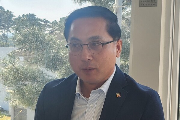 박희조 대전동구청장은 29일 대전언론인들의 대청호 팸투어에서 "대청호와 장미공원 등 관광개발에 박차를 더 하겠다"고 말했다.[사진 = 육심무 기자]