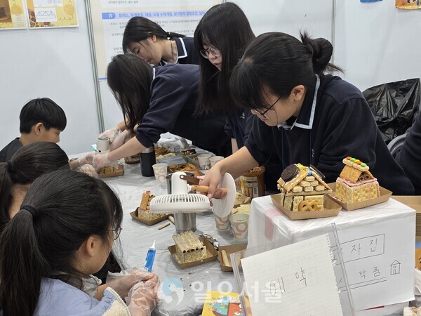 세종시교육청이 개최한 ‘제7회 창의융합교육축제’ 체험마당에서 학생들이 과자를 활용한 ‘스낵하우스 만들기’ 활동에 참여하며 창의력과 협업 능력을 발휘하고 있다(사진=김교연 기자) 