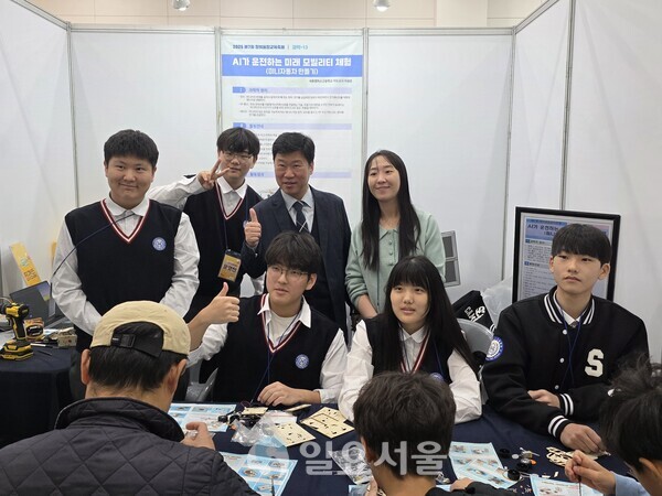 세종캠퍼스고등학교 체험부스에서 이정세 교장선생님이 학생들과 함께 기념사진을 촬영했다(사진=김교연 기자) 