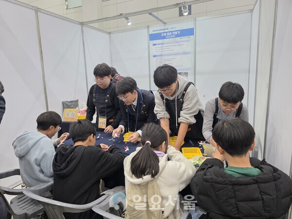  부스마다 자신들의 구현된 아이디어를 설명하고 체험을 이끄는 학생들의 진지한 눈빛이 인상적이었다(사진=김교연 기자) 