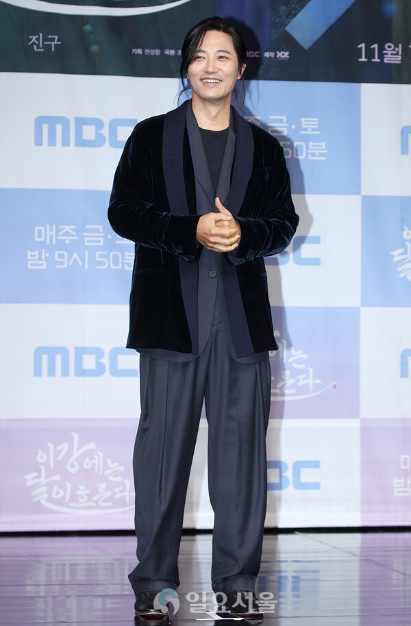 드라마 이강에는 달이 흐른다 제작발표회에 참석한 진구