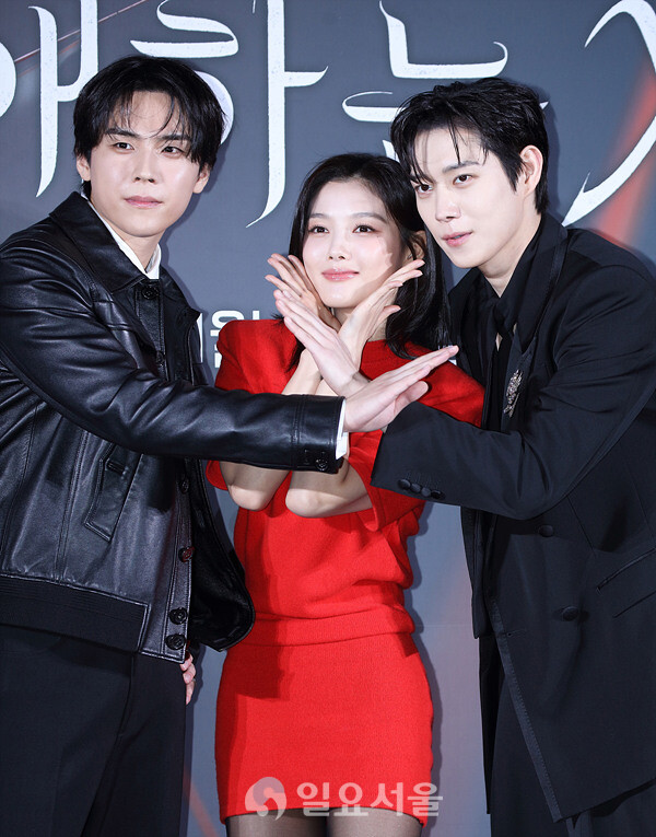 티빙 오리지널 친애하는 X 제작발표회에 참석한 김도훈-김유정-김영대