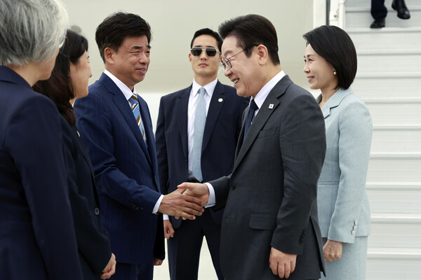 이재명 대통령과 악수하는 차지훈 주유엔대사 [뉴시스]