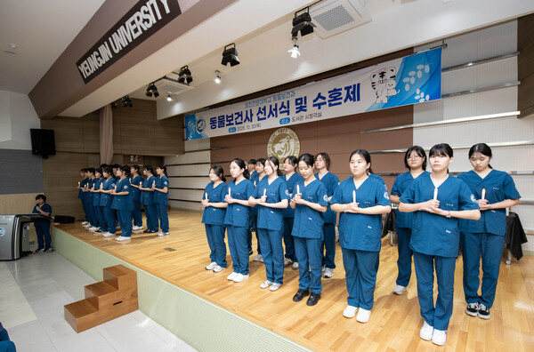 영진전문대 동물보건과 학생들이 제3회 동물보건사 선서식에서 촛불을 점화하고 있다. [사진=영진전문대]