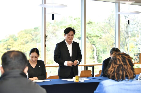 김병수 시장이 31일 남아공과 헝가리, 체코, 튀르키예, 필리핀, 인도, 태국 등 7개국 대표 외신들과 애기봉평화생태공원과 접경지 안보관광을 주제로 외신 기자 간담회를 진행했다.