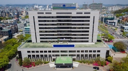 군산시가 3일 제9585부대 1대대와 군산시청에서 ‘드론 예찰활동 업무협약’을 체결하고, 재난·재해 예방과 지역 안전 강화에 협력하기로 했다고 밝혔다.