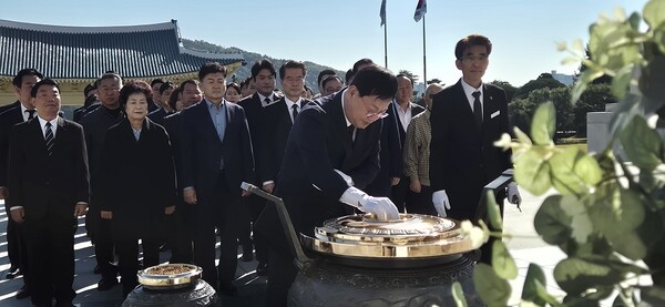 이은권 국민의힘 대전시당위원장 당선인은 3일 대전국립묘지를 참배했다. [사진 = 국힘 대전시당]]