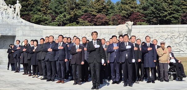 국민의힘 대전시당 당직자들이 3일 대전국립묘지를 찾아 참배하고 있다. [사진 = 국힘 대전시당]
