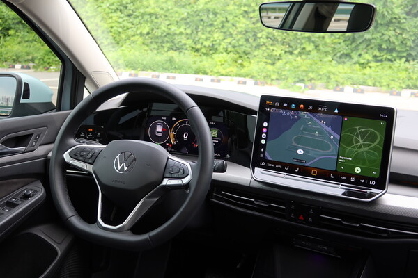 폭스바겐 골프 운전대와 12.9인치 대화면 인포테인먼트 시스템 [이정하 자동차전문기자]