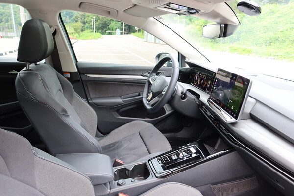 폭스바겐 골프 1열 모습 [이정하 자동차전문기자]