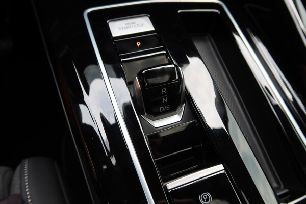 폭스바겐 골프 기어 버튼 [이정하 자동차전문기자]