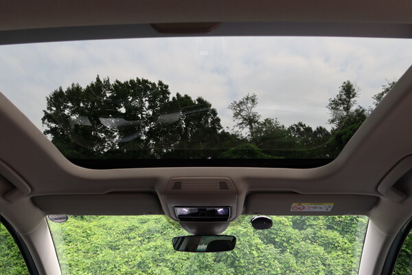 폭스바겐 골프 선루프 오픈 모습 [이정하 자동차전문기자]