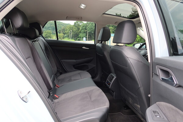 폭스바겐 골프 2열 모습 [이정하 자동차전문기자]