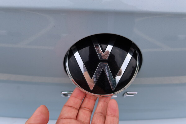 폭스바겐 골프 트렁크 오픈 버튼 [이정하 자동차전문기자]