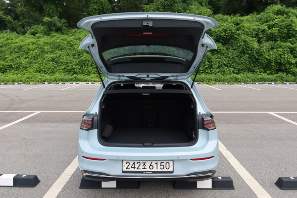 폭스바겐 골프 트렁크 오픈 모습 [이정하 자동차전문기자]