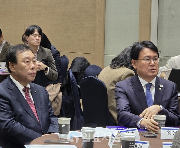 일 정부세종컨벤션센터에서 열린 ‘2025 한국지방자치학회 추계국제학술대회’에 발표를 받은 최민호 세종시장과 황운하 국회의원(사진=김교연 기자)