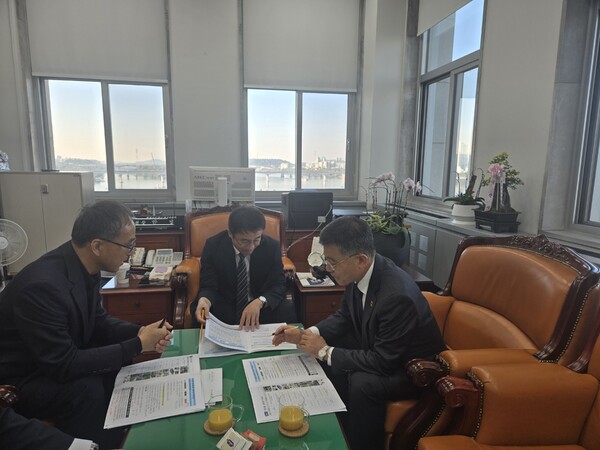 정성주 김제시장(사진 오른쪽)이 한푼이라도 더 많은 국가예산을 확보하기 위해 국회를 찾아 총력 대응에 나섰다. 정 시장은 지난 3일 한병도 예결위원장(중앙)을 만나 과소·미반영된 주요 사업의 시의성과 필요성을 피력하며 적극적인 협조와 관심을 당부했다.