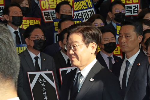 이재명 대통령과 침묵시위하는 국민의힘 의원.[뉴시스]