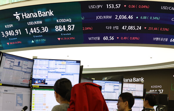 서울 외환시장에서 원·달러 환율은 전 거래일(1437.9원)보다 5.6원 오른 1443.5원에 출발했다. [사진 = 뉴시스]