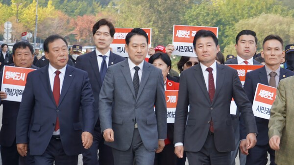 세종보를 찾은 최민호세종시장, 장동혁 국민의 힘 당대표, 이준배 국민의힘 세종시당 위원장(사진=국민의힘 세종시당)