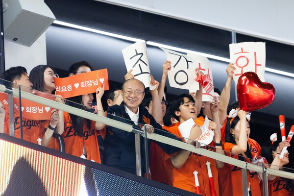 한화그룹 김승연 회장이 임직원들과 함께 한화이글스 경기를 응원하고 있다. [제공 : 홍보팀]