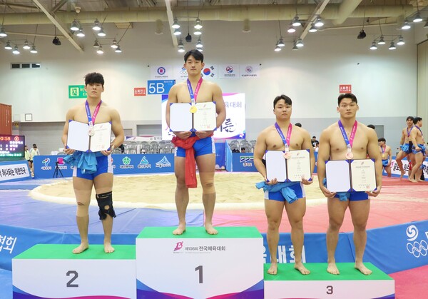 제106회 전국체전 대구대 씨름부 고민혁 선수 개인전 우승 기념사진. [사진=대구대]