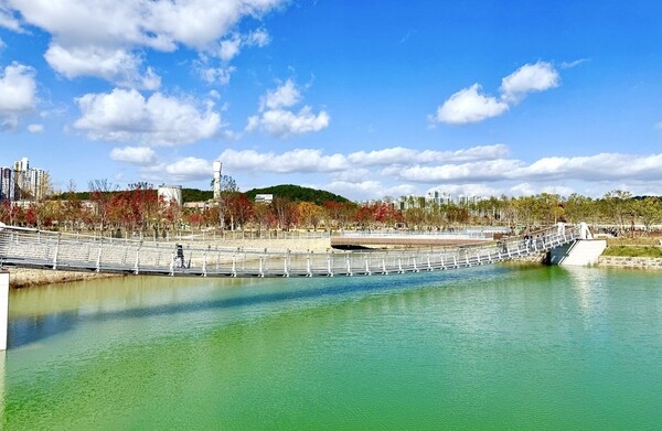 대전갑천생태공원 인공호수를 가로지르는 다리.[사진 = 대전시]