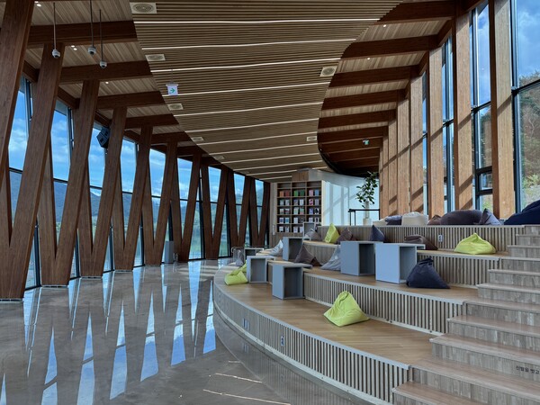 전주 아중호수도서관이 ‘책과 음악이 흐르는 길’이라는 테마로 101미터 길이의 음악 특화도서관으로 전국 입소문을 타며 발길이 몰리고 있다.