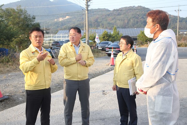 이학수 정읍시장과 김종훈 전북도 경제부지사가 지난 5일 정읍시 거점소독시설(정읍시 용계동 739-2)을 방문해 고병원성 조류인플루엔자(AI) 방역 상황을 점검했다. 