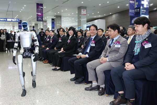 . 주요 내빈 앞을 걸어가고 있는 휴머노이드 로봇