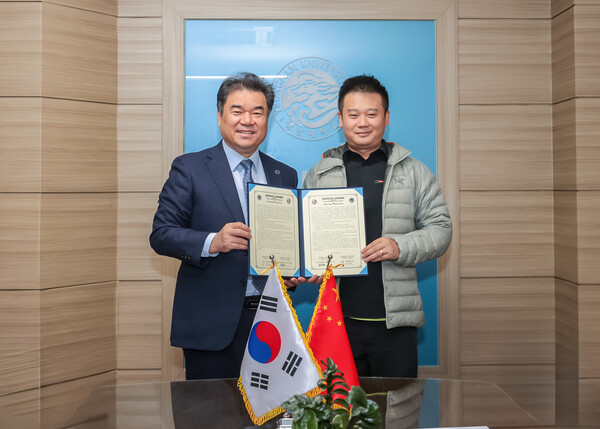 왼쪽부터 영남대 음악대학 한용희 학장, 사천문화예술대학교 자오윤선(Zhao Yunsen) 부총장. [사진=영남대]