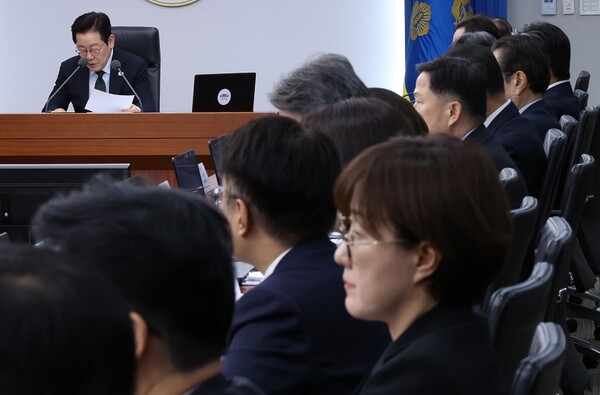 이 대통령이 수석보좌관 회의에서 발언을 경청하고 있는 김현지 실장. 뉴시스