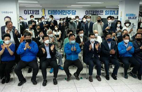 지난 대선 이재명 캠프 관계자들. 뉴시스