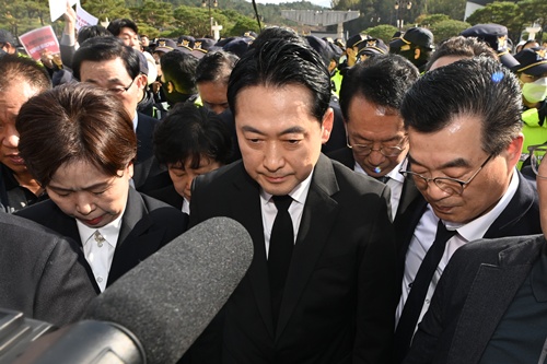 장동혁 국민의힘 당대표와 양향자(왼쪽) 최고위원이 6일 오후 국립5·18민주묘지에서 참배가 가로막히자 5초간 묵념하고 있다.[뉴시스]