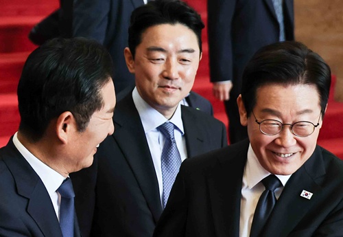 이재명 대통령이 4일 정청래 민주당 대표와 악수하고 있다.[뉴시스]