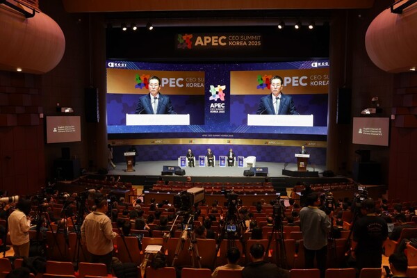 장인화 포스코그룹 회장은 지난 10월 30일 APEC CEO Summit이 열리는 경주 예술의전당에서 ‘미래를 잇다 : 공동 번영을 위한 포스코의 공급망 파트너십’을 주제로 기조연설을 했다.