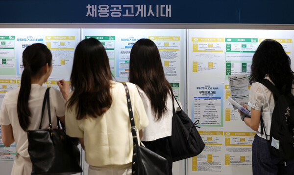 현대그린푸드의 ‘전원 합격’ 해프닝은 단순한 기술적 오류가 아니라, 치열한 취업 경쟁 속에서 청년층이 느끼는 공정성 불안과 기업 신뢰의 균열을 드러낸 사건이라는 평가도 나온다.