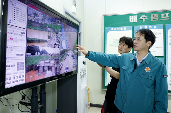 지난 8월 강매배수펌프장 현장점검 중인 이동환 고양특례시장