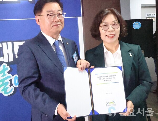 충남간호조무사협회에서 김안태 대표에게 정책 제안을 전달했다. [사진 = 육심무 기자]