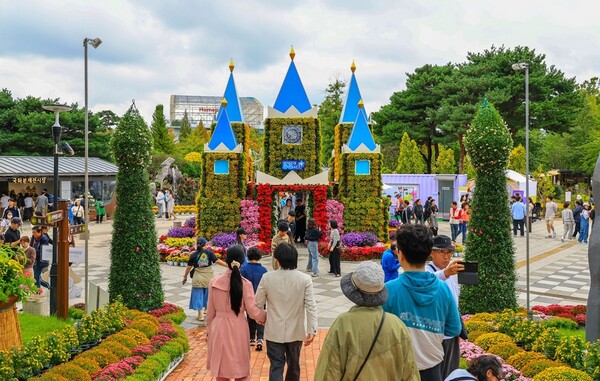 유성국화축제장을 찾은 인파 [사진 = 유성구]