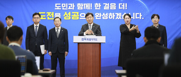 11일 전북도청 브리핑룸에서 김관영 도지사가 2026년 예산안 편성에 대해 브리핑 하고 있다.