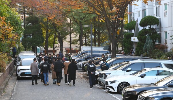12·3 비상계엄 관련 내란·외환 혐의를 수사하는 특별검사팀이 11월 12일 서울 용산구 이태원동 황교안 전 국무총리 자택 앞에서 내란 선전·선동 혐의를 받는 황 전 총리에 대한 체포영장 집행을 시도하고 있다. [뉴시스]