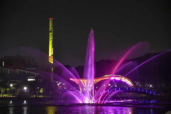 올해 6월 산업시설 넘어 공공예술작품으로 재탄생한 김포한강자원화센터굴뚝에서 개최된 야외공연 사진