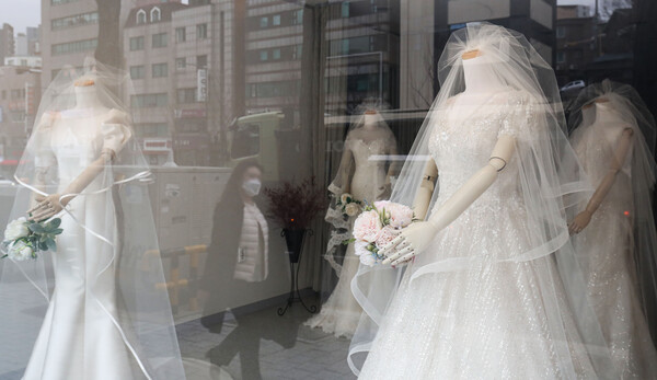 서울 마포구 웨딩의거리 내 상점에 진열된 웨딩드레스 모습. [사진 = 뉴시스]